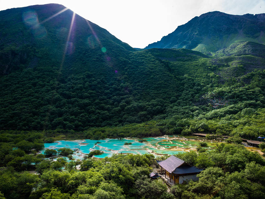 五彩池。黃龍景區(qū)管理局供圖