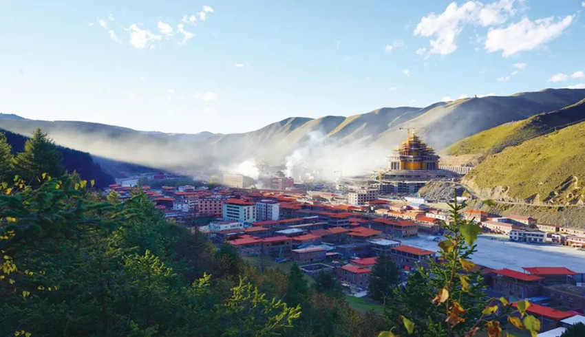 晨曦中的壤塘鎮(zhèn)。壤塘縣委宣傳部供圖