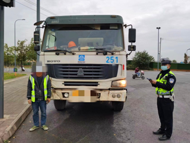 民警攔下的違法貨車。成都市交警六分局供圖