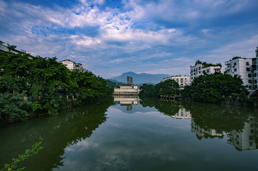 綠水環(huán)繞的沐川縣城。樂山市沐川生態(tài)環(huán)境局供圖