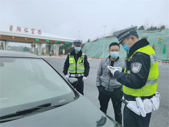 交警正在一線執勤。臨空公安分局供圖