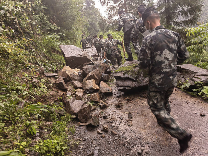 武警官兵趕赴災區。武警四川總隊供圖