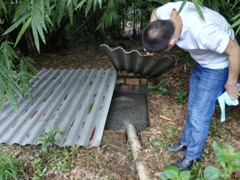 在檢查養(yǎng)殖場糞污處理設(shè)施的劉星。樂山市生態(tài)環(huán)境局供圖