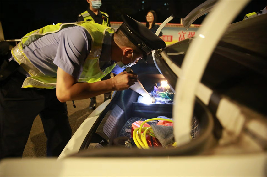 民警正在檢查轎車后備廂。資陽市公安局供圖