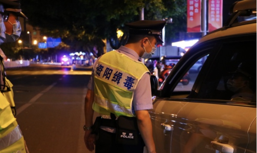 檢查毒駕酒駕行為同時，民警還向司乘人員宣傳相關禁毒知識。資陽市公安局禁毒支隊供圖