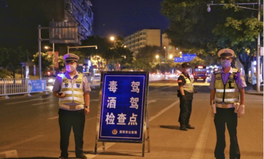 警員對過往車輛乘駕人員進行嚴格檢查。資陽市公安局禁毒支隊供圖