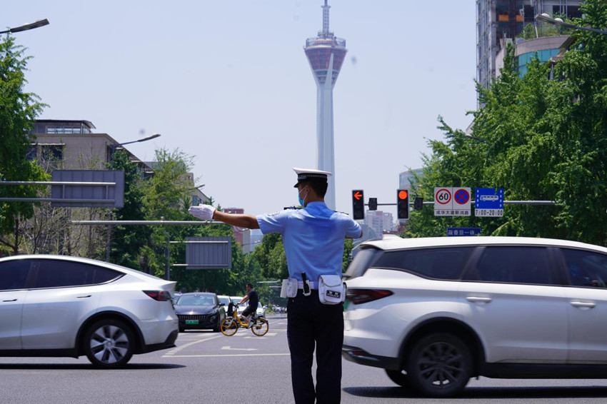 交警在烈日下指揮交通。成都交警五分局供圖