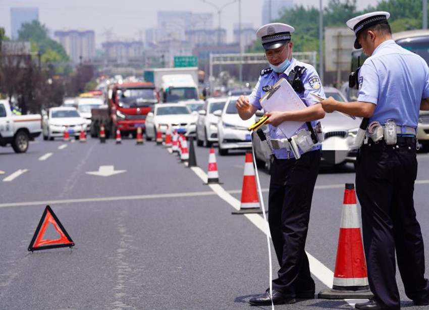 交警在事故現場維護交通秩序。成都交警五分局供圖