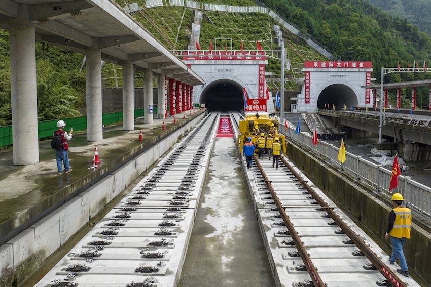 成蘭鐵路啟動高原段鋪軌意味著全線建設進入最后攻堅階段。成蘭公司供圖