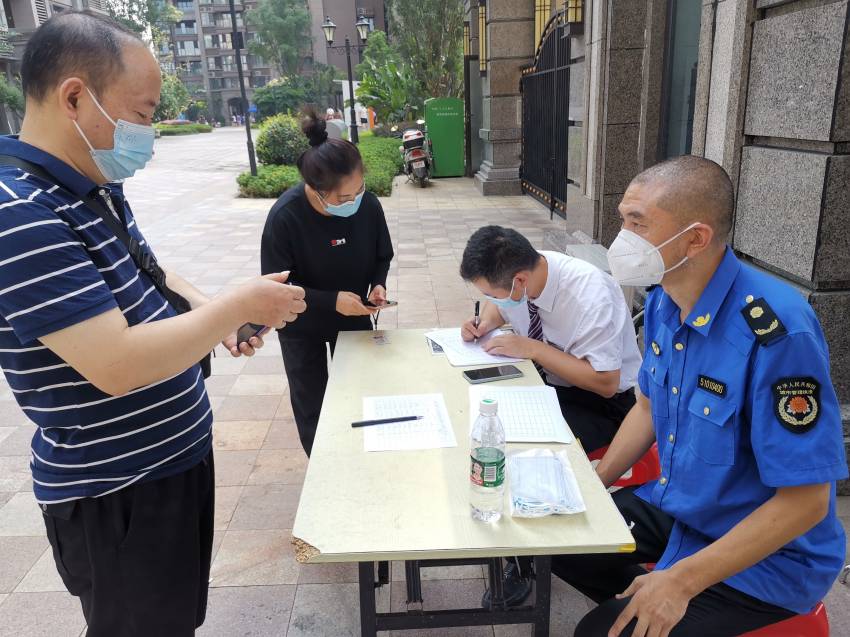 人員登記。成都市城市管理行政執(zhí)法總隊供圖