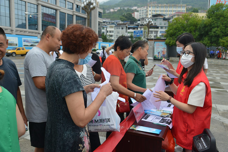 市民排隊領(lǐng)宣傳資料。朝天區(qū)融媒體中心供圖