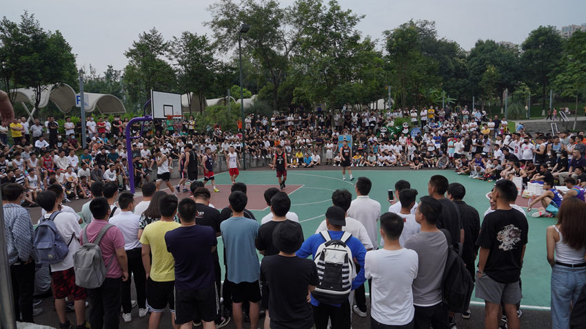 大源中央公園籃球場。夜幕大源供圖