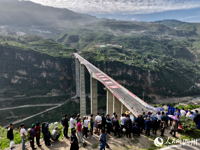 2022年6月30日，“世界第一高墩”金陽河三峽連心橋正式通車，將進一步助推“金沙瑤池”金陽發(fā)展。王云攝