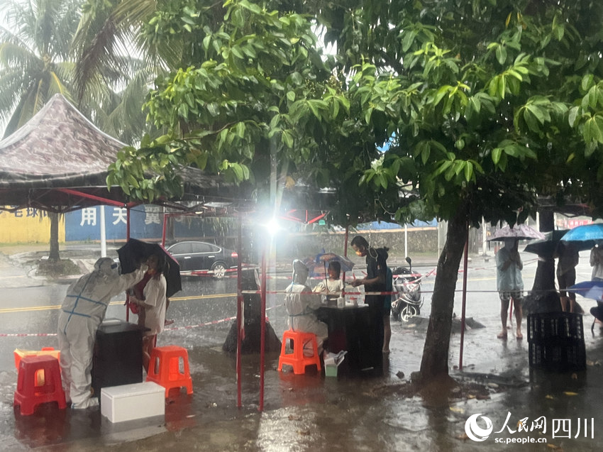 暴風(fēng)雨下的全民抗疫。游青燕攝