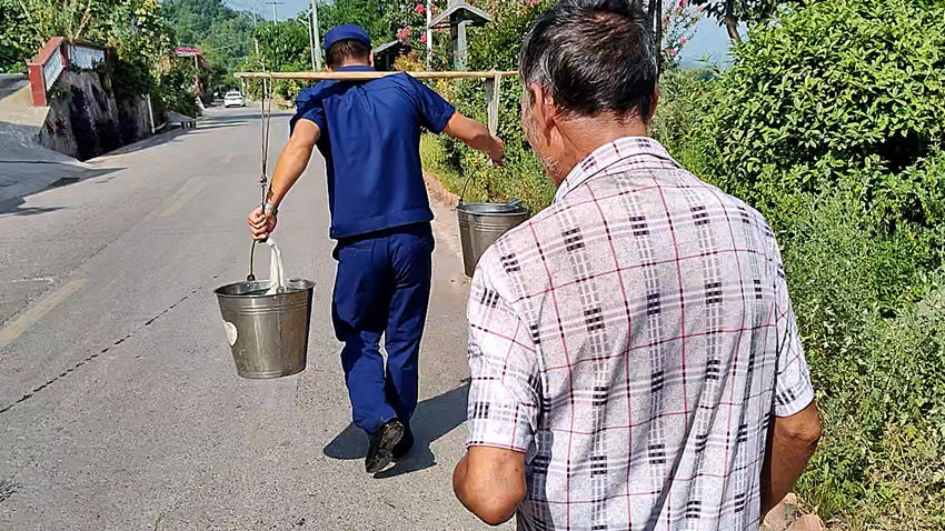 樂山消防員為群眾送水。樂山市消防救援支隊(duì)供圖