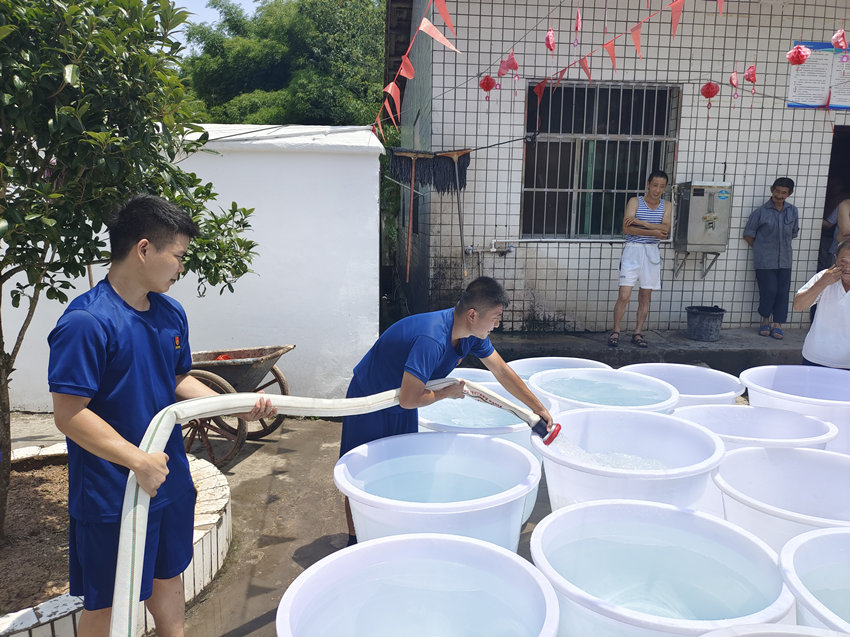 南充市消防員為群眾送水。南充市消防救援支隊供圖