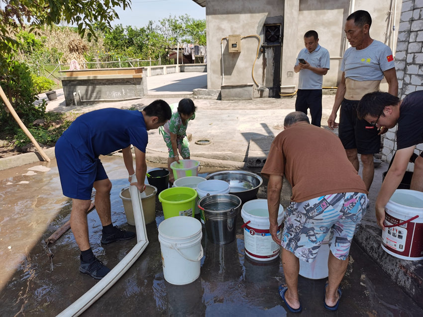 自貢市消防員向缺水群眾送水。自貢市消防救援支隊供圖