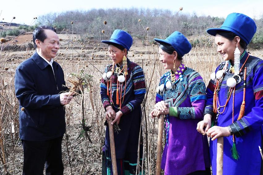 耿福能（左一）在涼山州調研中藥材種植情況。好醫生藥業集團供圖