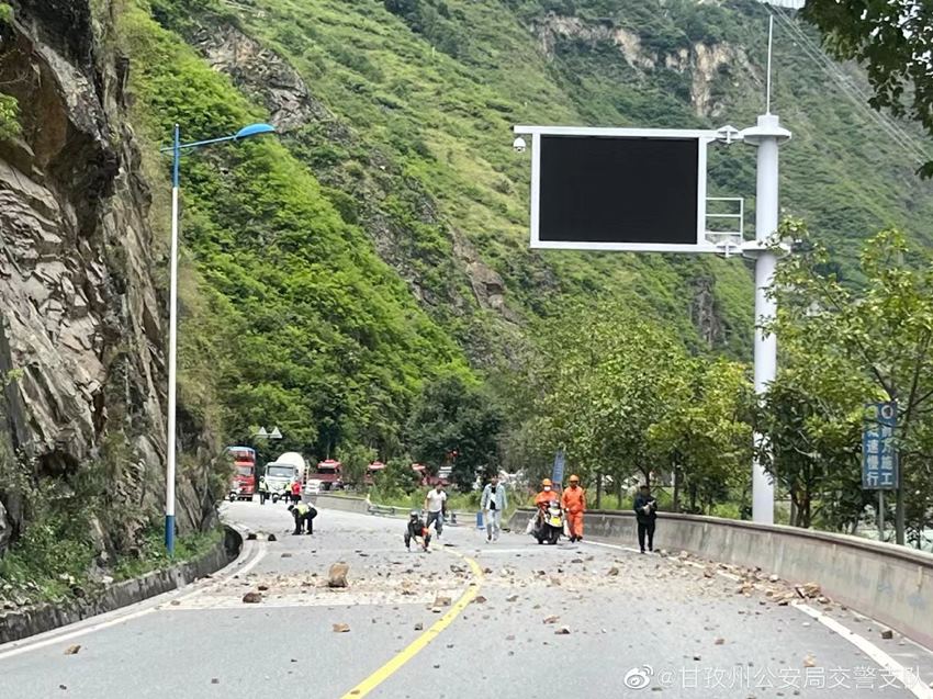 國道318線甘谷地超限站路段因地震塌方造成道路中斷。四川甘孜公安供圖