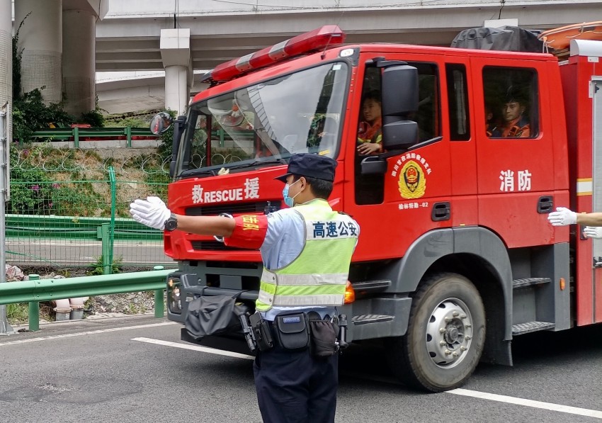 四川高速公安開辟綠色救援通道。四川交警供圖