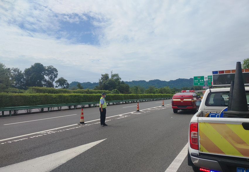 在高速路上執勤的交警。四川省交警總隊供圖