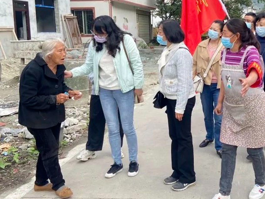 檢察人員安撫受災群眾情緒。四川省檢察院供圖