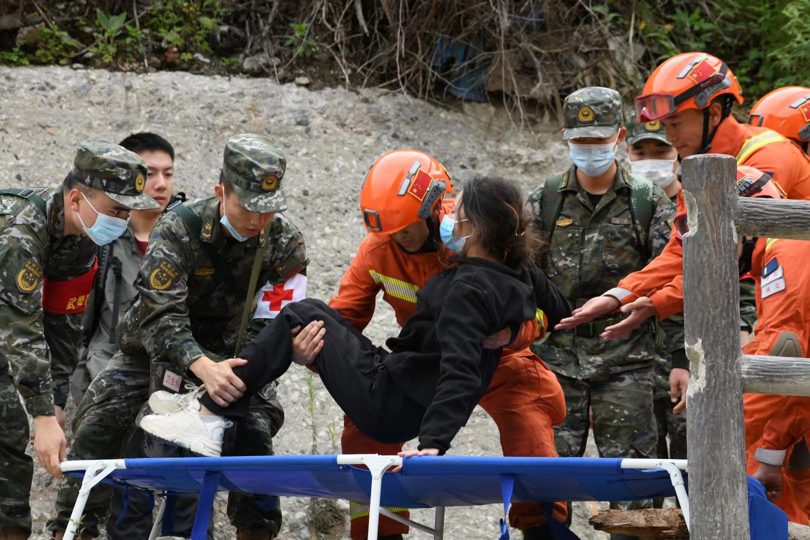 加固簡易橋梁，森林消防員護送傷員就醫。四川省森林消防總隊供圖