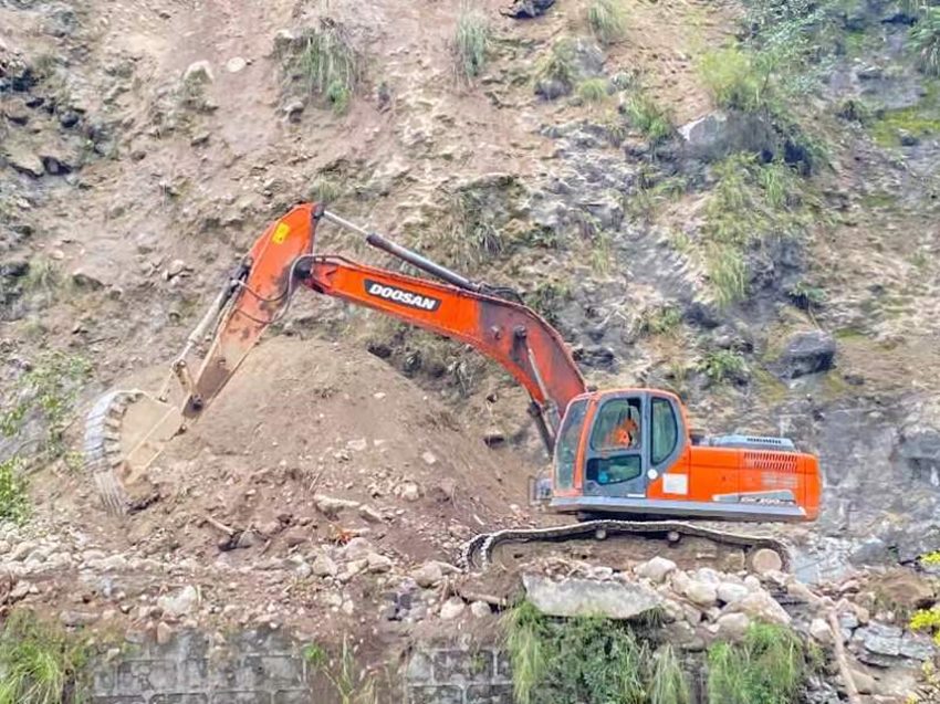 專業救援力量爭分奪秒搶通道路。中國安能集團供圖