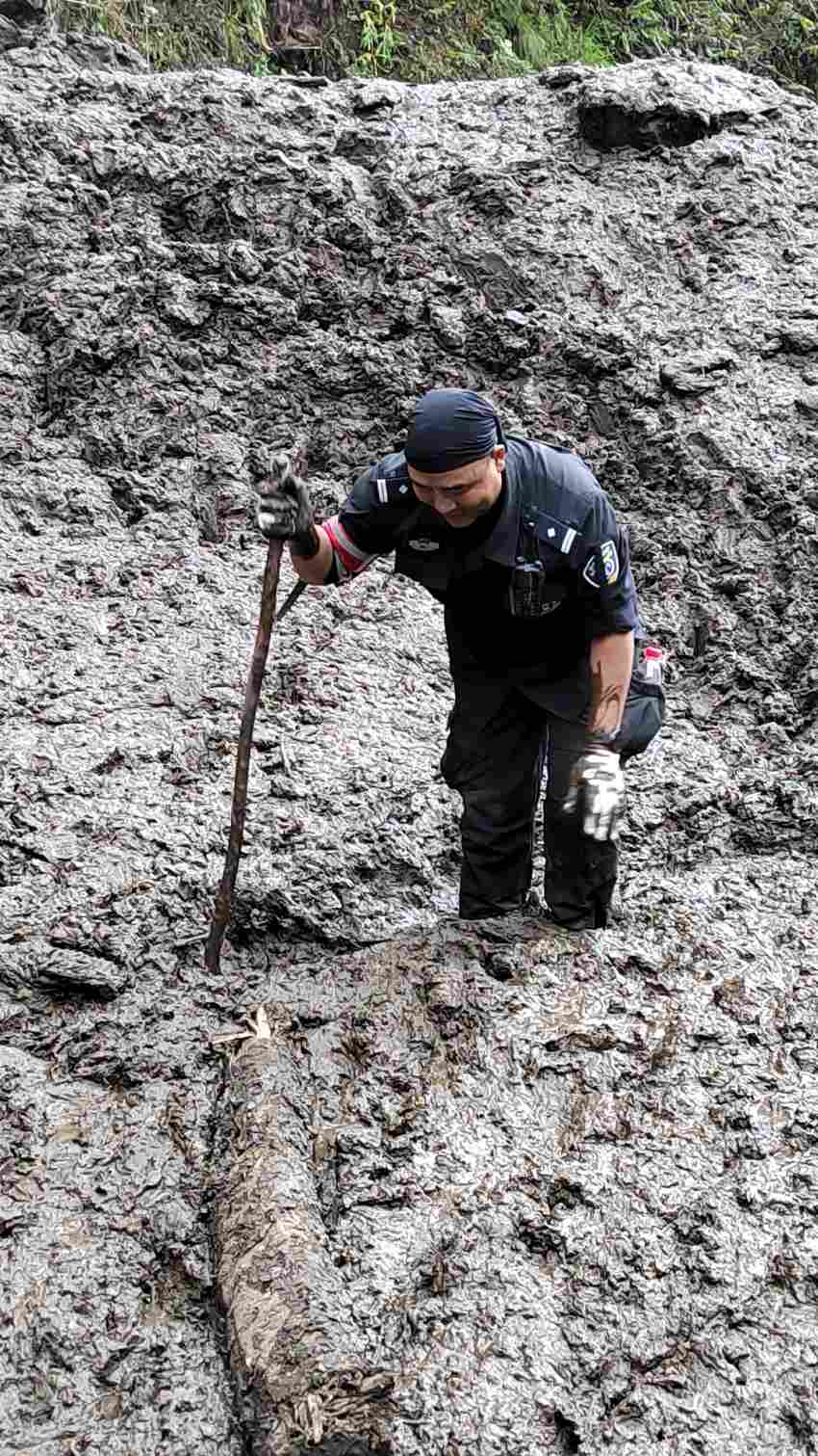 9月7日，甘孜特警隊員冒余震、趟泥漿、跨激流，成功轉移23名群眾和2名游客。甘孜公安供圖