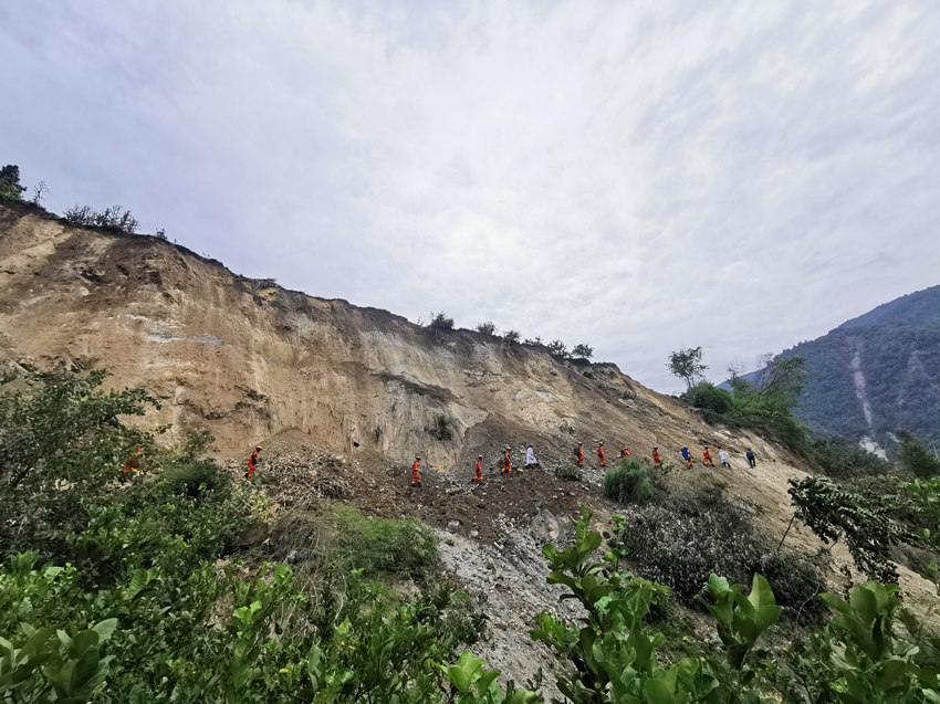 9月6日，翻山越嶺挺進幸福村4。四川省消防救援總隊供圖