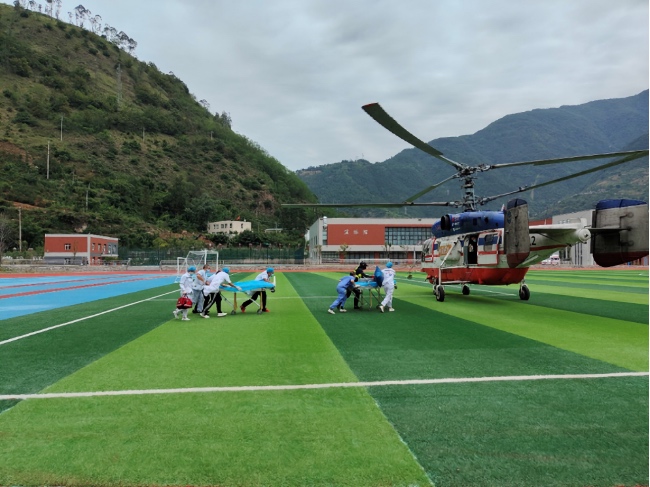 架起“空中綠色通道”，轉移群眾。四川省應急管理廳供圖