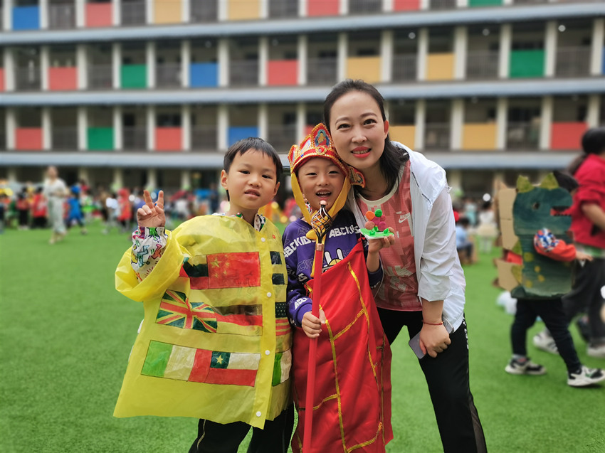 園長劉春和孩子們。幼兒園供圖