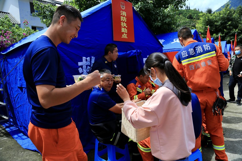 小朋友給消防員叔叔送禮物。人民網 朱虹攝