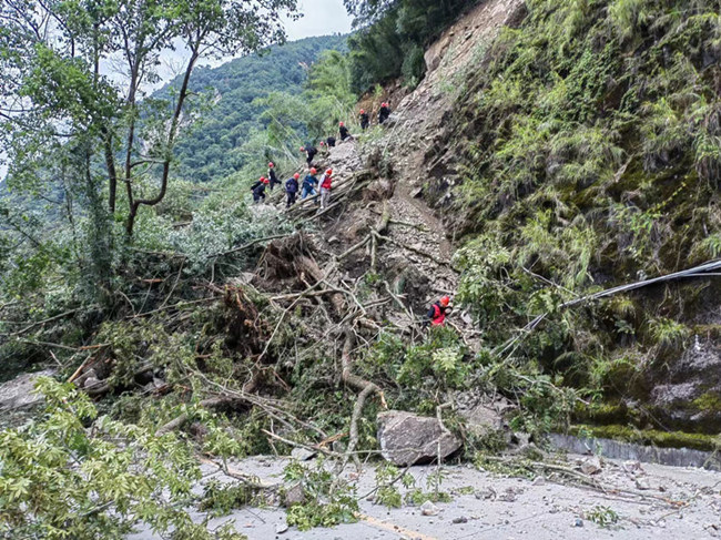 深入地震災區進行地質災害隱患排查的技術人員。受訪者供圖