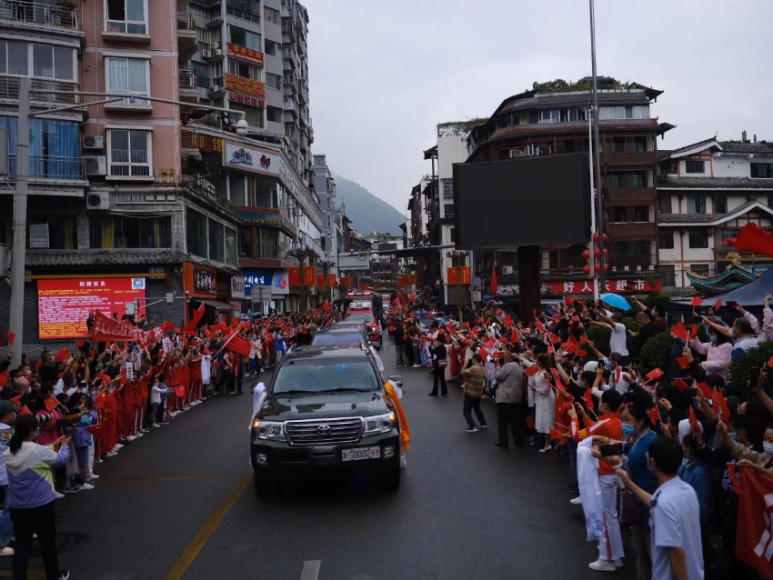 9月13日，瀘定縣，森林消防員撤離時受到當地居民夾道相送。程雪力攝 