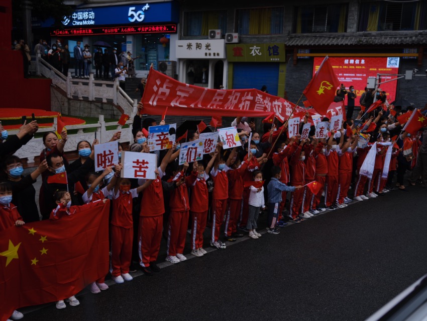 9月13日，瀘定縣，森林消防員撤離時(shí)受到當(dāng)?shù)鼐用駣A道相送。程雪力攝