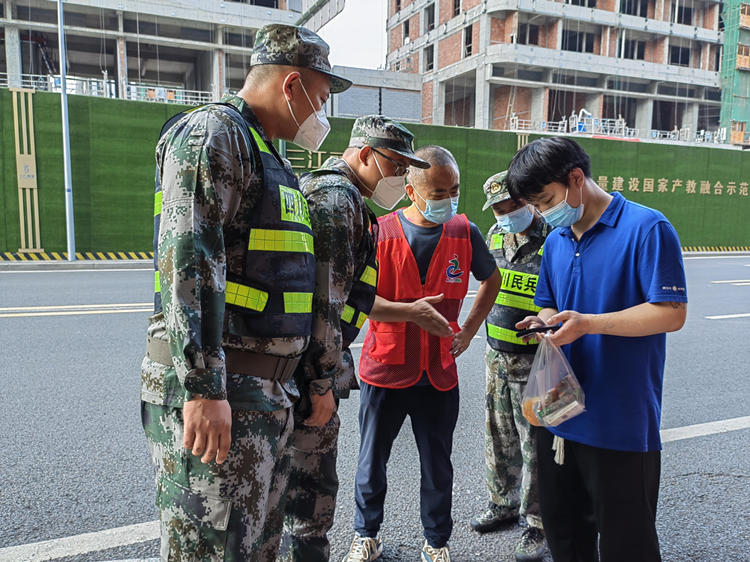 劉德余（中）聯合民兵開展巡查核實信息。敘州區融媒體中心供圖