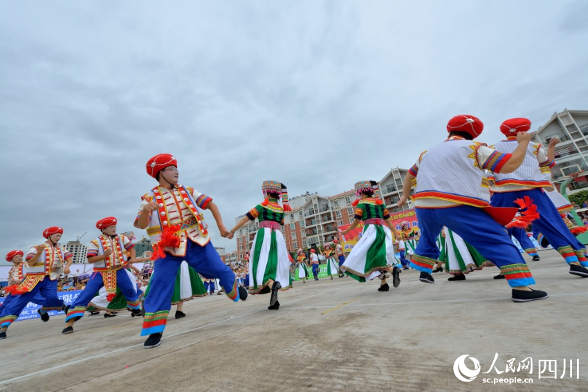 會東歷史悠久、民風淳樸、民族風情濃厚。圖為當地姑娘、小伙正在表演極具特色的會東蹢腳舞。黃劍攝