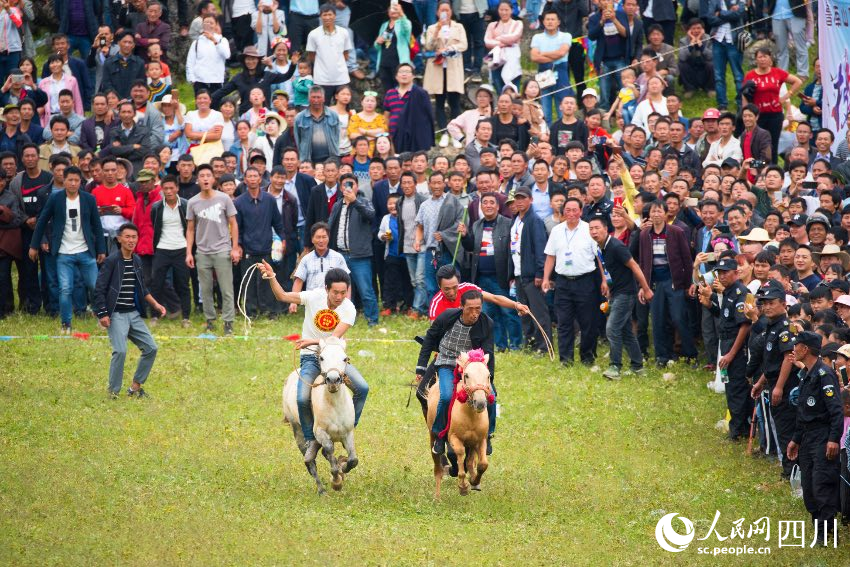 會東火把節上的賽馬活動。李益民攝