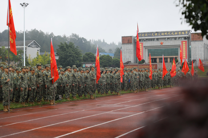 “開訓(xùn)典禮”現(xiàn)場。西部戰(zhàn)區(qū)陸軍某綜合訓(xùn)練基地供圖