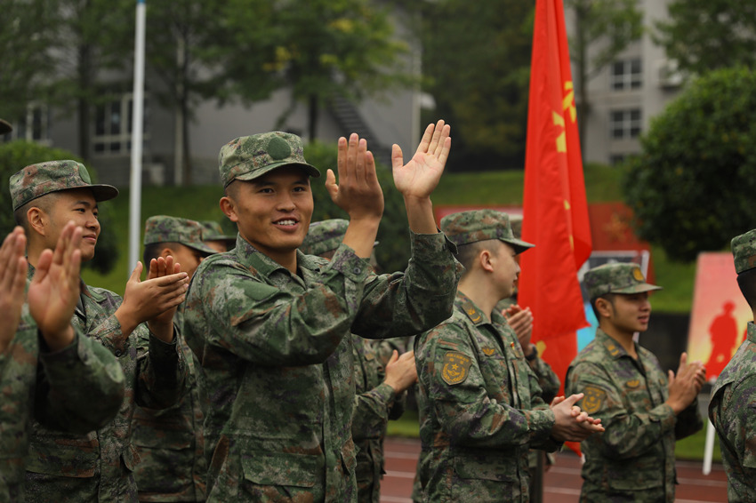 “開訓(xùn)典禮”現(xiàn)場。西部戰(zhàn)區(qū)陸軍某綜合訓(xùn)練基地供圖