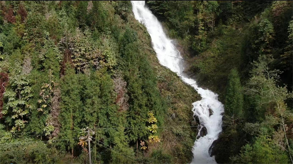 消失的“千年飛瀑”重現西嶺雪山。大邑縣委宣傳部供圖