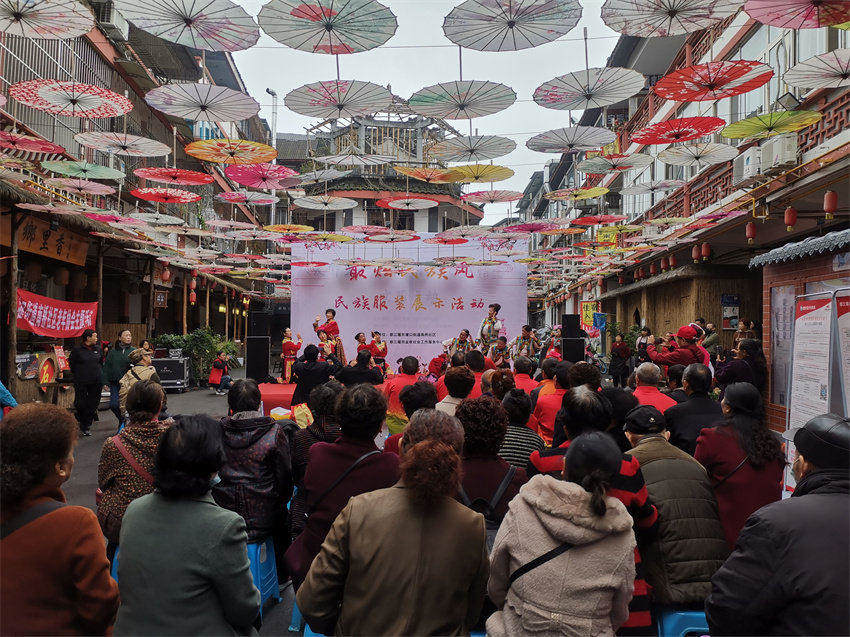 都江堰市南橋社區(qū)開展民族服裝展示活動。成都市民宗局供圖