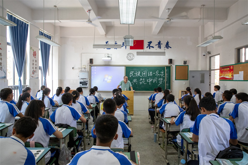 民族團結進步教育“專題課堂。成都市民宗局供圖