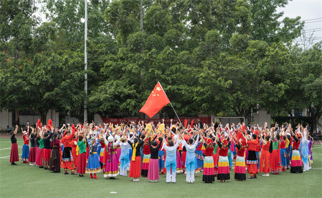 吉福社區各族群眾跳鍋莊慶祝建黨一百周年。成都市民宗局供圖