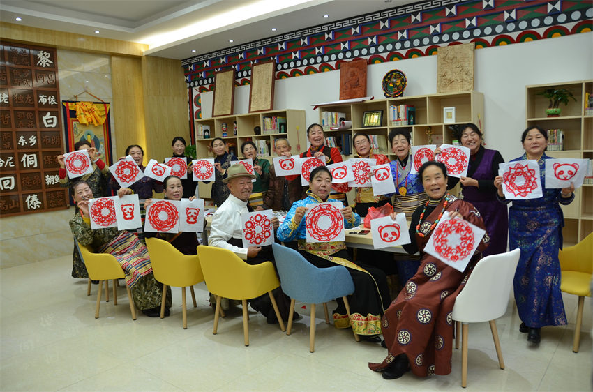 各族群眾學習非遺文化剪紙。成都市民宗局供圖