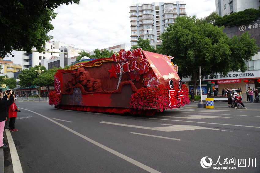 花車巡游現場。宋明攝