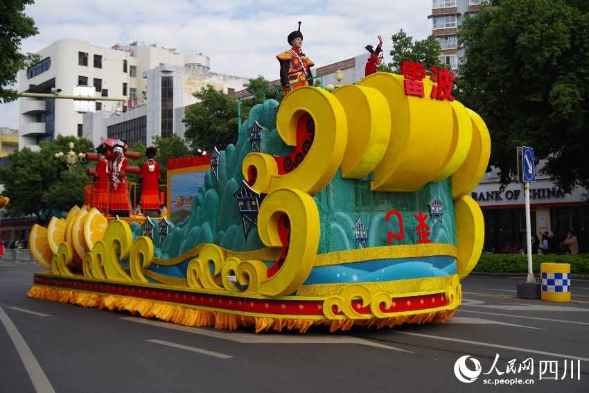 花車巡游現(xiàn)場(chǎng)。宋明攝