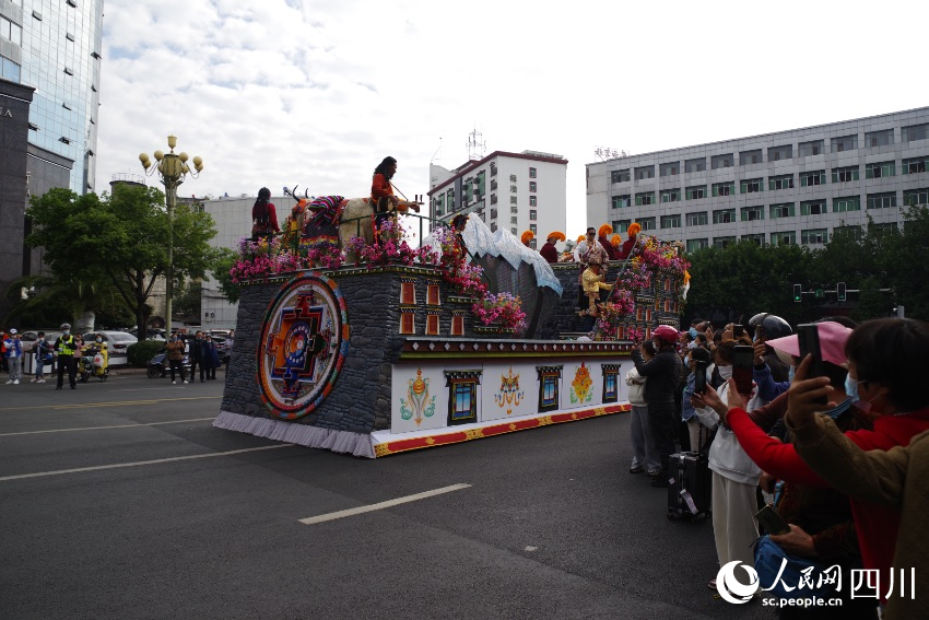 花車巡游現場。宋明攝