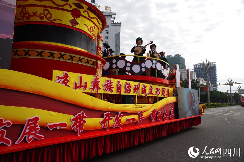 花車巡游現(xiàn)場。宋明攝